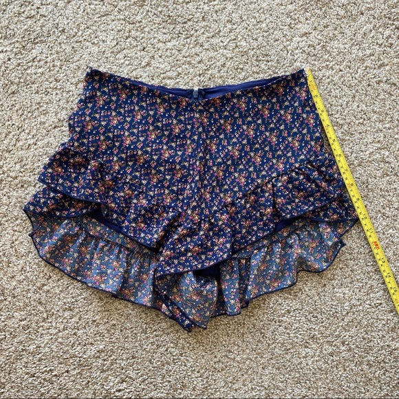 Boutique Ruffled Shorts - Picture 2 of 6